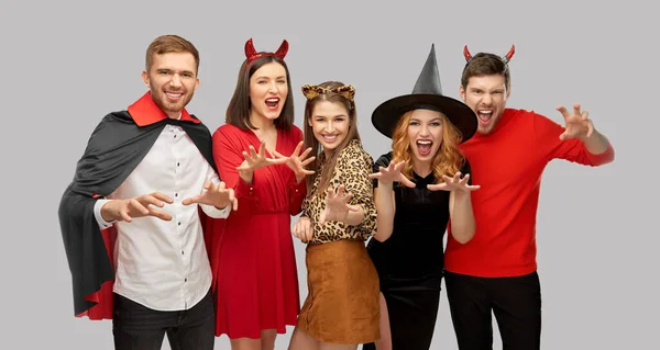 Barátok halloween jelmezek ijesztő — Stock Fotó