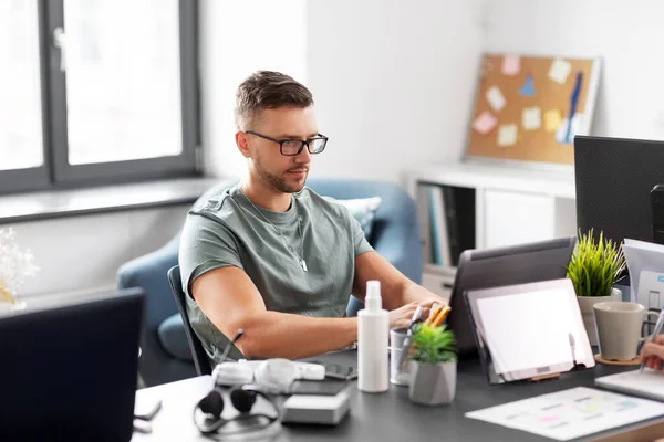 Man met laptop werkend op kantoor — Stockfoto