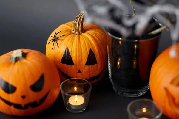 Dynie, świece i dekoracje halloween — Zdjęcie stockowe