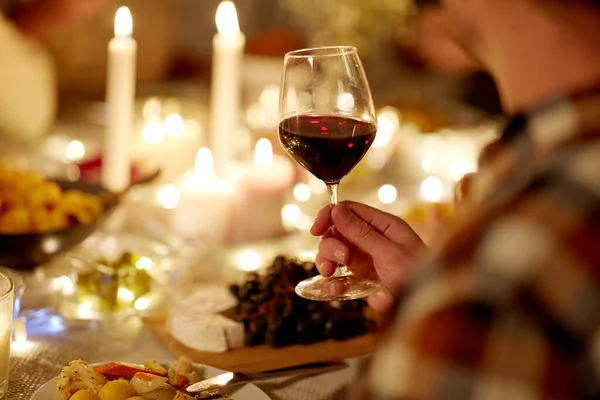 Amigos bebiendo vino tinto en la fiesta de Navidad — Foto de Stock