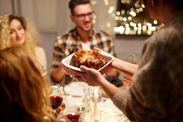 Amigos felices teniendo la cena de Navidad en casa — Foto de Stock