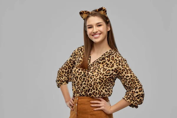 Glückliche Frau im Halloween-Kostüm aus Leoparden — Stockfoto