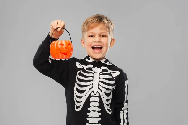 Felice ragazzo in costume di Halloween con jack-o-lanterna — Foto Stock