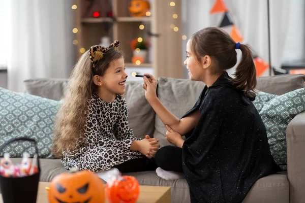 Flickor gör ansiktsmålning på halloween hemma — Stockfoto
