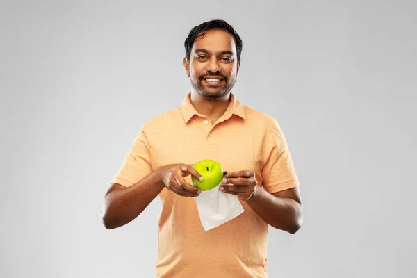 Индийский человек с яблоком и многоразовый холст мешок — стоковое фото