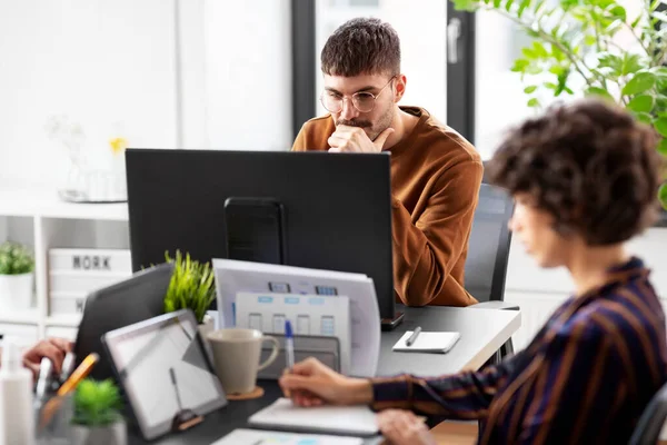 Equipo empresarial o startups que trabajan en la oficina —  Fotos de Stock