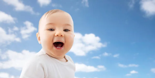 Retrato de feliz riendo pequeño bebé sobre el cielo —  Fotos de Stock