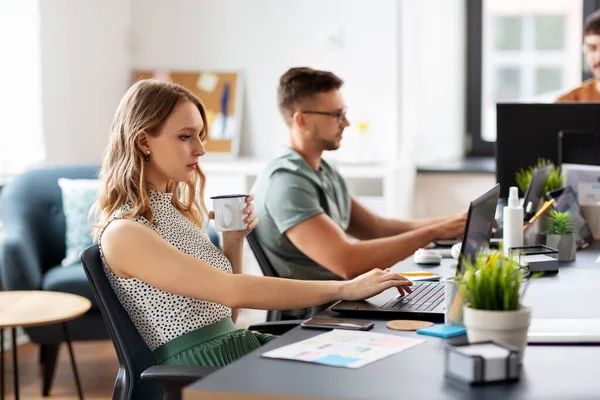 Equipe de negócios ou startuppers que trabalham no escritório — Fotografia de Stock