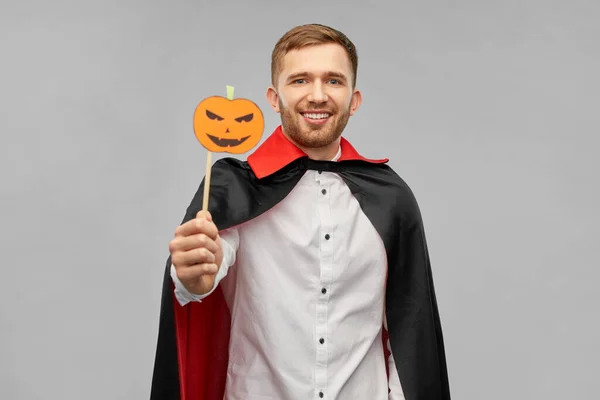 Šťastný muž v halloween kostýmu upíra — Stock fotografie