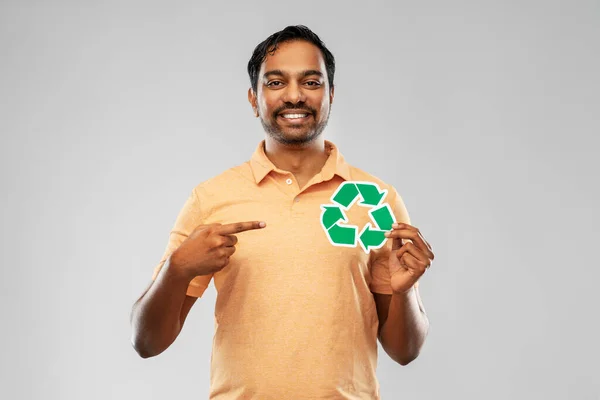 Souriant homme indien tenant signe de recyclage vert — Photo