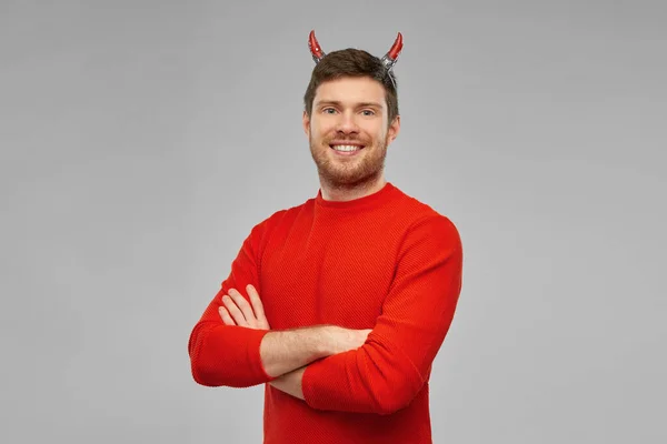 Homem feliz em halloween traje de diabo sobre cinza — Fotografia de Stock