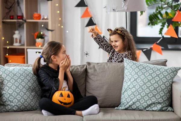 Meninas em trajes de Halloween jogando com aranha — Fotografia de Stock