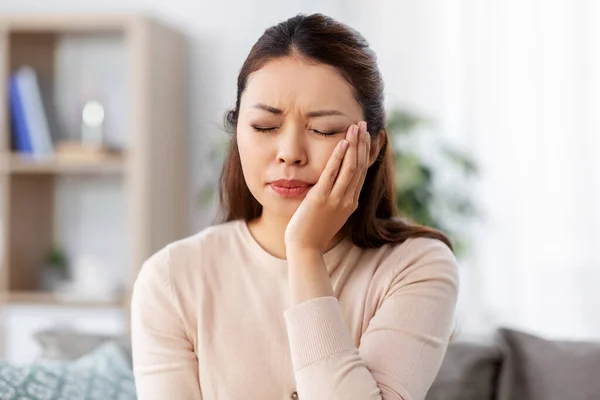 Donna infelice che soffre di mal di denti a casa — Foto Stock