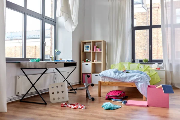 Casa desordenada o habitación de niños con cosas dispersas — Foto de Stock