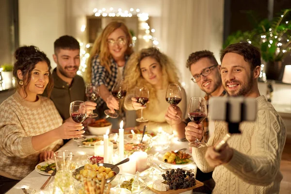 Amici prendendo selfie a cena di Natale — Foto Stock