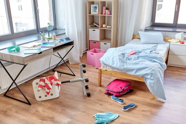 Casa disordinata o stanza dei bambini con roba sparsa — Foto Stock