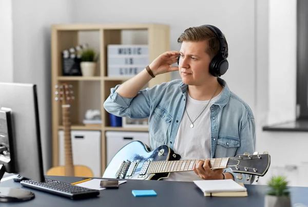 Férfi fejhallgató játszik basszusgitár otthon — Stock Fotó