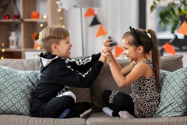 Crianças em trajes de Halloween se divertindo em casa — Fotografia de Stock