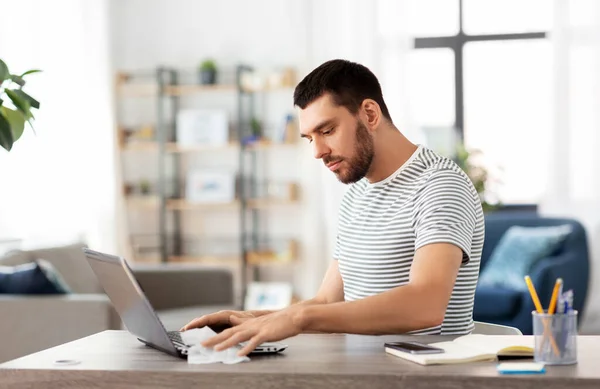 Pria membersihkan laptop dengan kain lap basah di kantor — Stok Foto