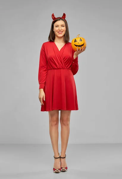 Donna in costume di Halloween del diavolo con zucca — Foto Stock