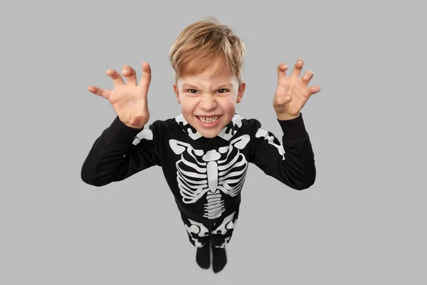 Jongen in halloween kostuum van skelet maken gezichten — Stockfoto