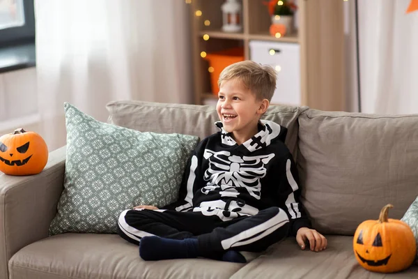 家庭での骨格のハロウィーンの衣装の幸せな男の子 — ストック写真