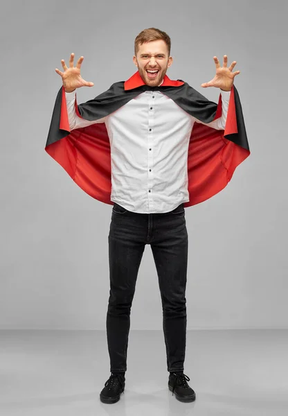 Mann im Halloween-Kostüm mit Vampirangst — Stockfoto