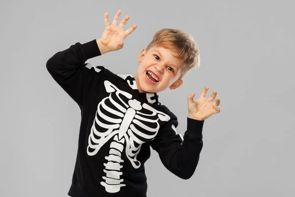 Jongen in halloween kostuum van skelet maken gezichten — Stockfoto