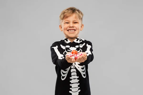 Jongen met snoepjes trick-or-treating op Halloween — Stockfoto