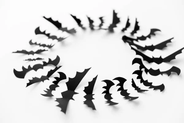 Stormo di pipistrelli di carta nera su sfondo bianco — Foto Stock