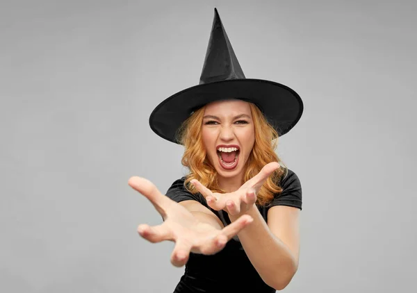 Gruselige Frau im schwarzen Halloween-Kostüm einer Hexe — Stockfoto