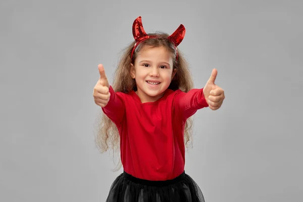 Chica en negro vestido y demonios cuernos en halloween —  Fotos de Stock