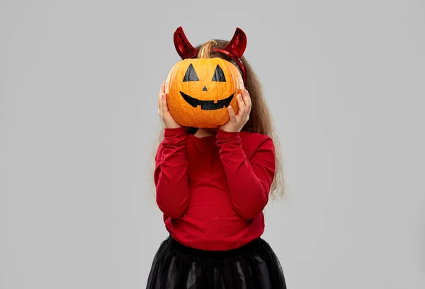 Girl in halloween costume with jack-o-lantern — Stock Photo, Image