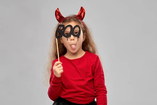 Flicka i halloween kostym med part tillbehör — Stockfoto