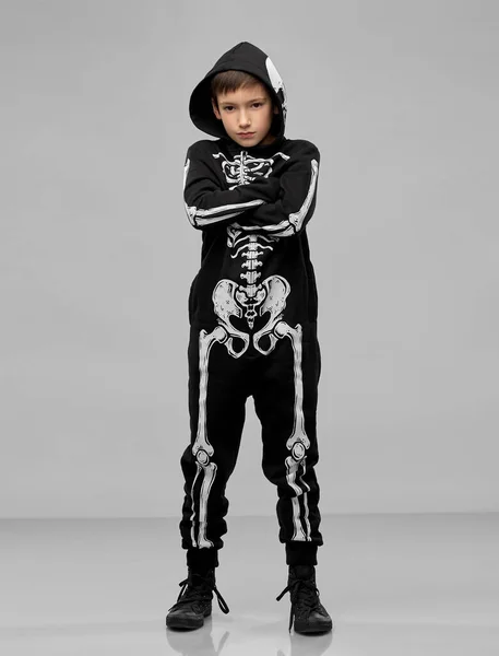 Jongen in zwart halloween kostuum met skelet botten — Stockfoto