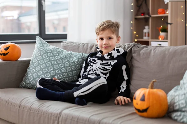 Heureux garçon dans halloween costume de squelette à la maison — Photo