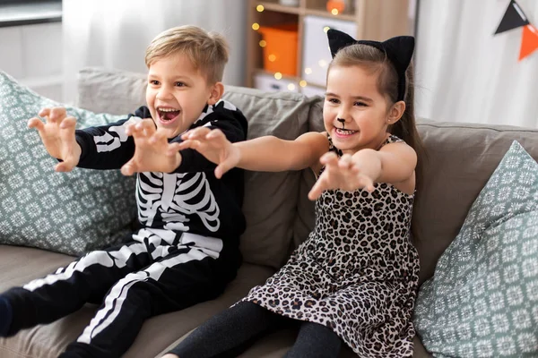 Crianças em trajes de Halloween se divertindo em casa — Fotografia de Stock