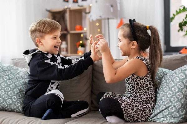 Kinderen in halloween kostuums hebben plezier thuis — Stockfoto