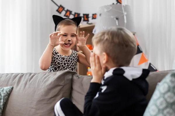 Kinderen in halloween kostuums spelen thuis — Stockfoto