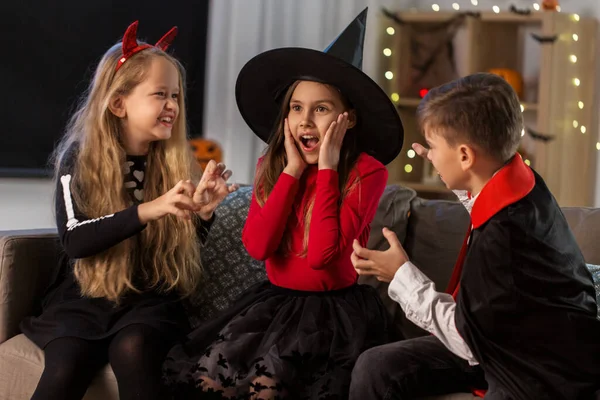 Kinderen in halloween kostuums spelen thuis — Stockfoto