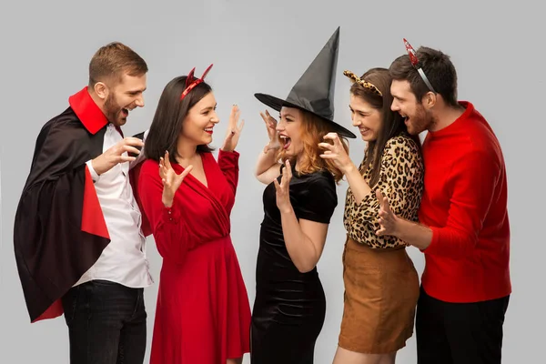 Vänner i halloween kostymer skrämma varandra — Stockfoto