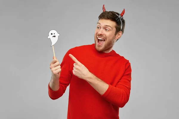 Hombre feliz en traje de Halloween del diablo sobre gris —  Fotos de Stock