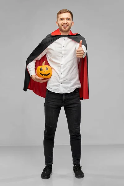 Homme heureux en costume de vampire montrant pouces vers le haut — Photo