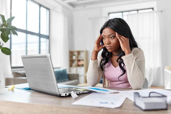 Zestresowana kobieta z papierami pracującymi w biurze — Zdjęcie stockowe