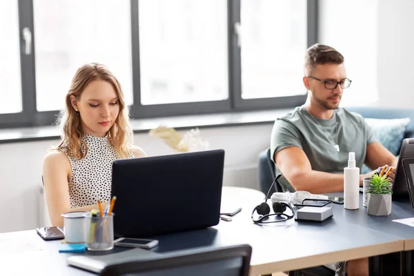 Forretningsteam eller startuppere som arbeider ved kontoret – stockfoto