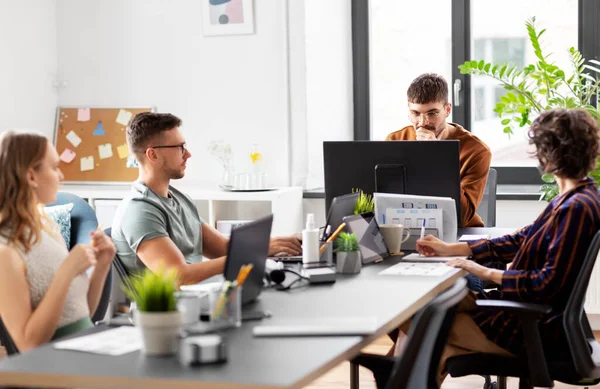 Equipo empresarial o startups que trabajan en la oficina —  Fotos de Stock