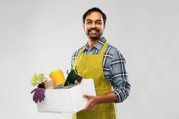 Indischer Gärtner oder Bauer mit Kiste mit Gartengeräten — Stockfoto