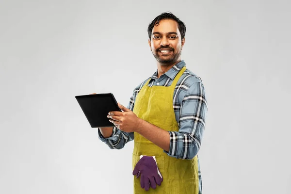 Indischer Gärtner oder Bauer mit Tablet-PC — Stockfoto