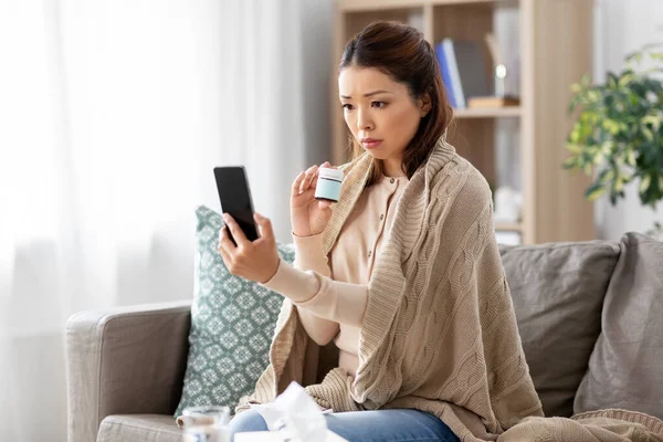Malato asiatico donna con smartphone a casa — Foto Stock
