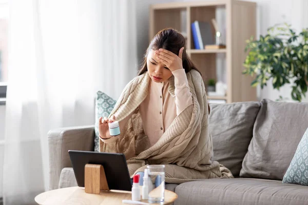 Sick woman with medicine has video consultation — Stock Photo, Image